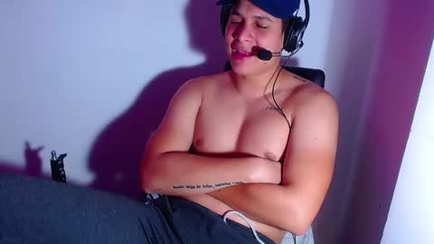 Snapshot of phoenixgnz08 chatting on December 24, 2024, 4:44 am AdnierGnz online show from December 24, 2024, 4:44 am