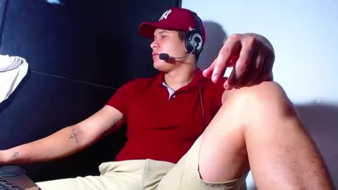 Snapshot of phoenixgnz08 chatting on February 24, 2025, 12:48 pm AdnierGnz online show from February 24, 2025, 12:48 pm