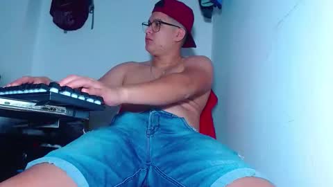 Snapshot of phoenixgnz08 chatting on December 4, 2025, 11:30 am AdnierGnz online show from December 4, 2025, 11:30 am