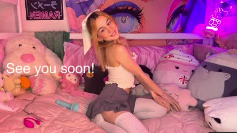 Snapshot of pinkocean3 chatting on December 9, 2024, 3:50 am Gwenie online show from December 9, 2024, 3:50 am