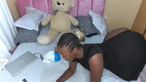 Pinky online show from November 22, 2025, 4:11 am