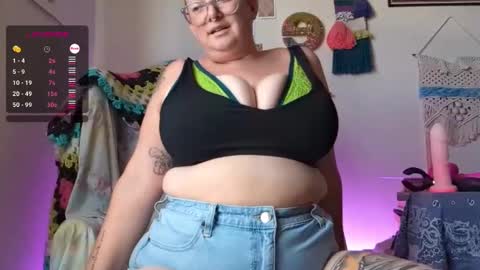 Snapshot of pisces_princess_ chatting on January 2, 2025, 8:46 pm Em online show from January 2, 2025, 8:46 pm