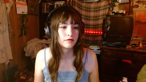 Snapshot of pixinun chatting on December 18, 2024, 1:59 am Izzy online show from December 18, 2024, 1:59 am