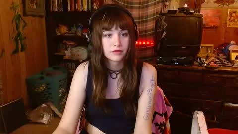 Snapshot of pixinun chatting on January 23, 2025, 3:37 am Izzy online show from January 23, 2025, 3:37 am