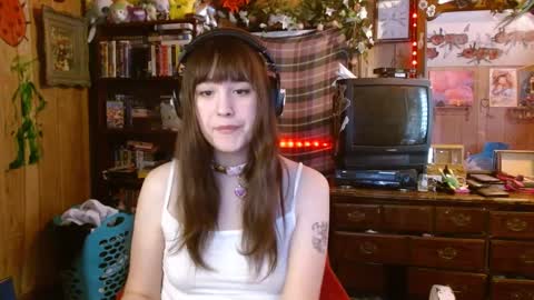 Snapshot of pixinun chatting on February 11, 2025, 5:18 pm Izzy online show from February 11, 2025, 5:18 pm