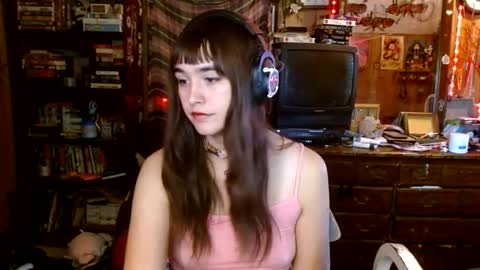 Snapshot of pixinun chatting on September 12, 2025, 3:12 pm Izzy online show from September 12, 2025, 3:12 pm