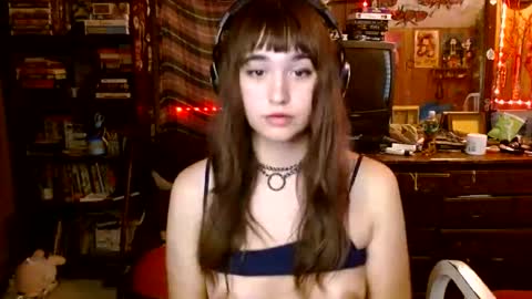 Snapshot of pixinun chatting on September 15, 2025, 8:09 pm Izzy online show from September 15, 2025, 8:09 pm