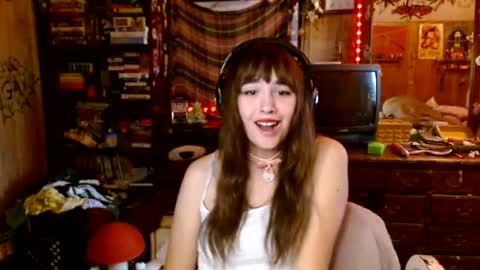 Snapshot of pixinun chatting on October 23, 2025, 8:07 pm Izzy online show from October 23, 2025, 8:07 pm