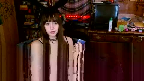 Snapshot of pixinun chatting on November 10, 2025, 5:01 pm Izzy online show from November 10, 2025, 5:01 pm