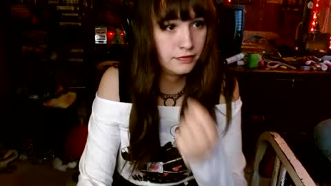 Snapshot of pixinun chatting on November 11, 2025, 6:19 pm Izzy online show from November 11, 2025, 6:19 pm