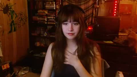 Snapshot of pixinun chatting on December 1, 2025, 12:48 am Izzy online show from December 1, 2025, 12:48 am