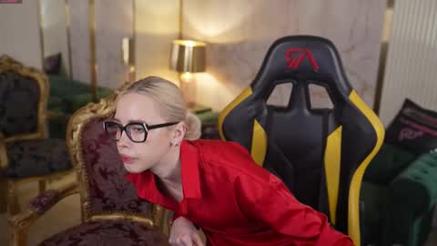 Snapshot of playhard054 chatting on December 2, 2025, 11:15 am Lana online show from December 2, 2025, 11:15 am