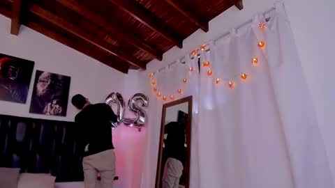 JUAN AND JULI online show from February 14, 2025, 9:32 pm