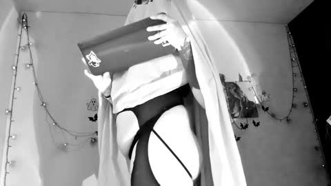 Willow                      Hours 12pm to 630pm Colombian time FRIDAY AND SUNDAY FREE DAYS online show from October 9, 2025, 5:33 pm