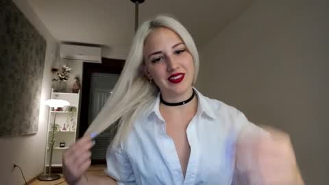 Snapshot of pole_dance_queen chatting on November 3, 2025, 1:12 pm Kira online show from November 3, 2025, 1:12 pm