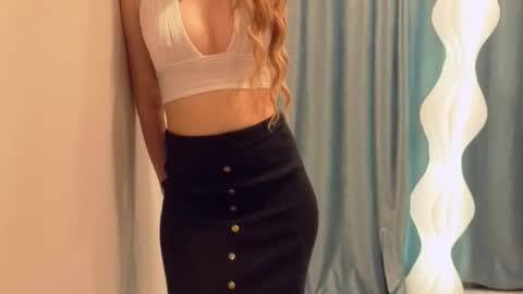 April online show from November 28, 2025, 6:32 pm