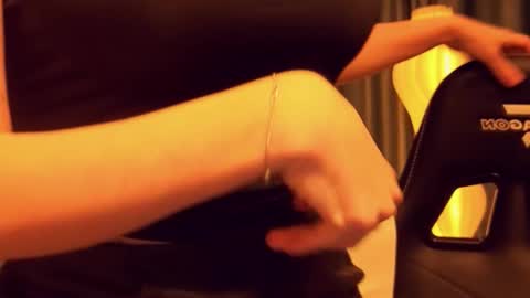 April online show from December 19, 2025, 7:21 pm