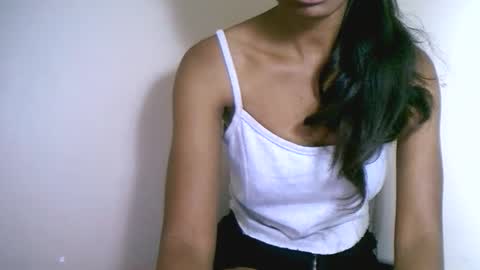 prettiethalia online show from November 3, 2025, 7:04 pm