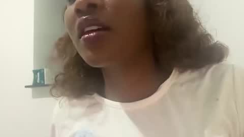 Snapshot of pretty_ellsie chatting on September 19, 2025, 9:15 pm independent model online show from September 19, 2025, 9:15 pm