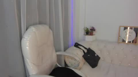 Snapshot of pretty_johnson_ chatting on December 2, 2025, 11:37 am pretty online show from December 2, 2025, 11:37 am