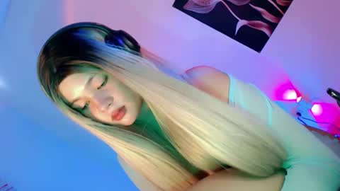 Snapshot of pretty_little_baby28 chatting on October 2, 2025, 5:36 am Flor online show from October 2, 2025, 5:36 am