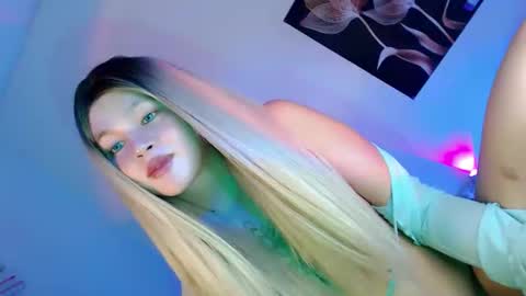 Snapshot of pretty_little_baby28 chatting on October 7, 2025, 5:15 am Flor online show from October 7, 2025, 5:15 am