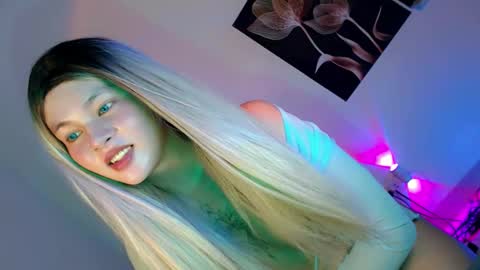 Snapshot of pretty_little_baby28 chatting on October 8, 2025, 4:54 am Flor online show from October 8, 2025, 4:54 am