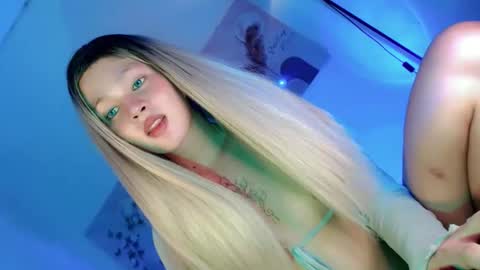 Snapshot of pretty_little_baby28 chatting on November 7, 2025, 9:37 pm Flor online show from November 7, 2025, 9:37 pm
