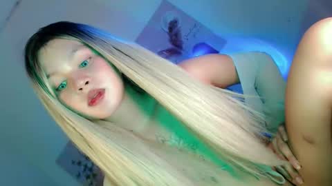 Snapshot of pretty_little_baby28 chatting on November 13, 2025, 5:50 am Flor online show from November 13, 2025, 5:50 am