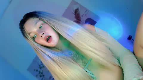 Snapshot of pretty_little_baby28 chatting on November 16, 2025, 4:40 am Flor online show from November 16, 2025, 4:40 am