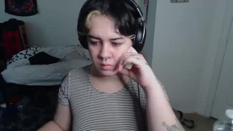 Snapshot of prettyandpeachy chatting on November 26, 2025, 8:32 pm Mistress Mallad online show from November 26, 2025, 8:32 pm