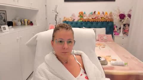 Snapshot of prettyblackeyes chatting on October 31, 2025, 8:43 pm wilma online show from October 31, 2025, 8:43 pm