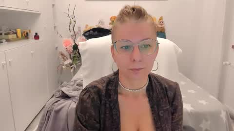 Snapshot of prettyblackeyes chatting on November 22, 2025, 8:19 pm wilma online show from November 22, 2025, 8:19 pm