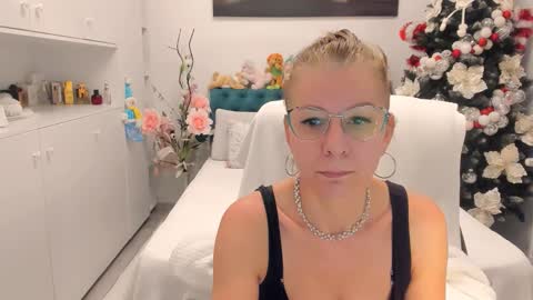 Snapshot of prettyblackeyes chatting on December 15, 2025, 7:23 am wilma online show from December 15, 2025, 7:23 am