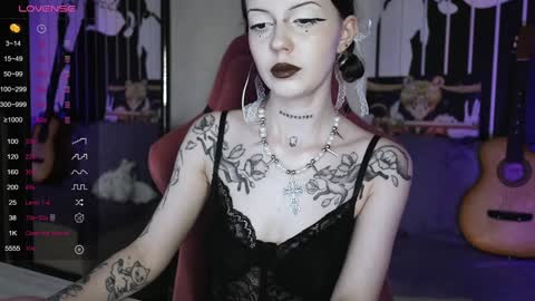 Snapshot of prettybones chatting on December 27, 2024, 12:23 pm Violet online show from December 27, 2024, 12:23 pm
