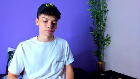 Snapshot of prettybunnies08 chatting on January 15, 2025, 4:15 am Enzo Denis online show from January 15, 2025, 4:15 am