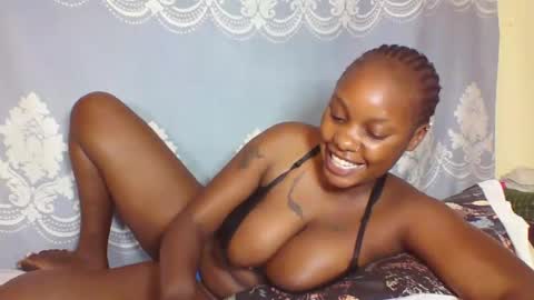 Snapshot of prettydarkskin002 chatting on September 17, 2025, 4:25 am SHANIA online show from September 17, 2025, 4:25 am