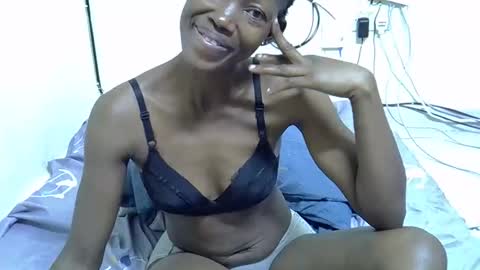 Snapshot of prettyqueen24 chatting on November 15, 2025, 2:42 am Pretty Queen online show from November 15, 2025, 2:42 am