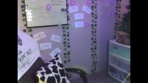 Purple2StayThnxxx online show from November 21, 2025, 8:51 pm