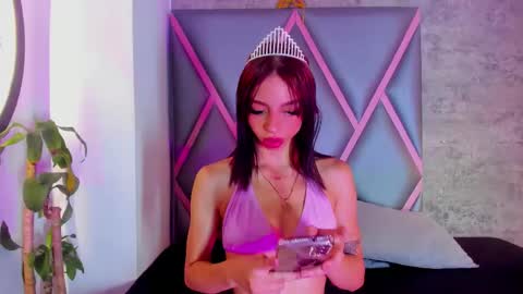 Quee Sophine online show from December 19, 2025, 7:54 pm