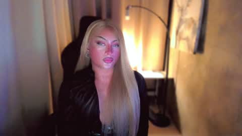 Snapshot of queenarthalia chatting on January 7, 2025, 8:42 pm ARTHA online show from January 7, 2025, 8:42 pm