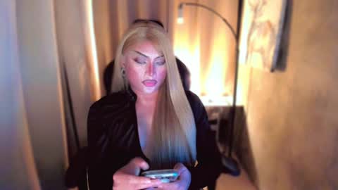 Snapshot of queenarthalia chatting on January 11, 2025, 7:05 pm ARTHA online show from January 11, 2025, 7:05 pm