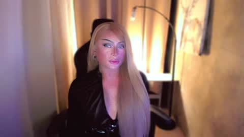 Snapshot of queenarthalia chatting on January 31, 2025, 6:25 pm ARTHA online show from January 31, 2025, 6:25 pm