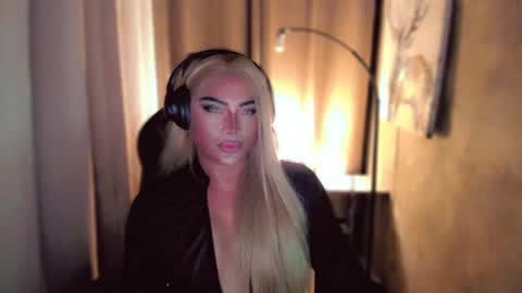 Snapshot of queenarthalia chatting on February 22, 2025, 9:59 pm ARTHA online show from February 22, 2025, 9:59 pm