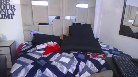 Snapshot of queenjenn__ chatting on December 14, 2024, 12:11 am QUEENJEENN online show from December 14, 2024, 12:11 am