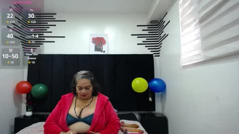 Snapshot of queenmature chatting on October 12, 2025, 12:59 pm VickyBoobss online show from October 12, 2025, 12:59 pm
