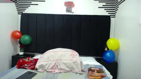 Snapshot of queenmature chatting on October 15, 2025, 2:39 pm VickyBoobss online show from October 15, 2025, 2:39 pm