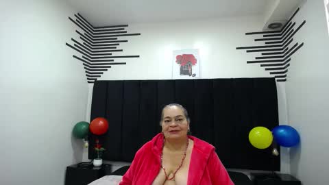 Snapshot of queenmature chatting on November 10, 2025, 8:41 pm VickyBoobss online show from November 10, 2025, 8:41 pm