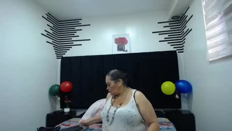 Snapshot of queenmature chatting on November 11, 2025, 12:38 pm VickyBoobss online show from November 11, 2025, 12:38 pm
