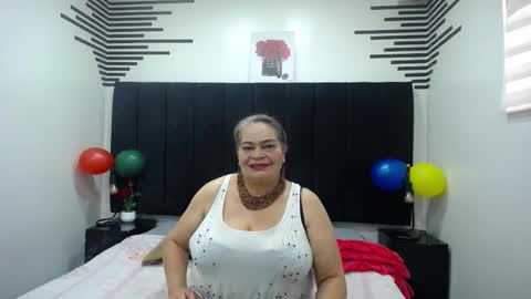Snapshot of queenmature chatting on November 18, 2025, 1:15 pm VickyBoobss online show from November 18, 2025, 1:15 pm